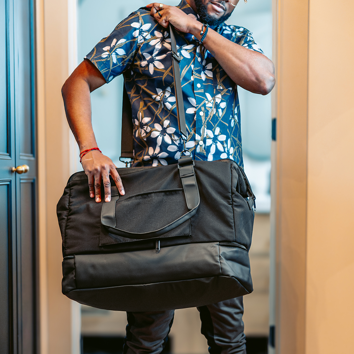 The Weekender Travel Bag With Drop-Bottom